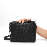 Miss bag grande, borsa a tracolla in pelle intrecciata nera, prodotta e venduta da Pianigiani handmade leather bags.